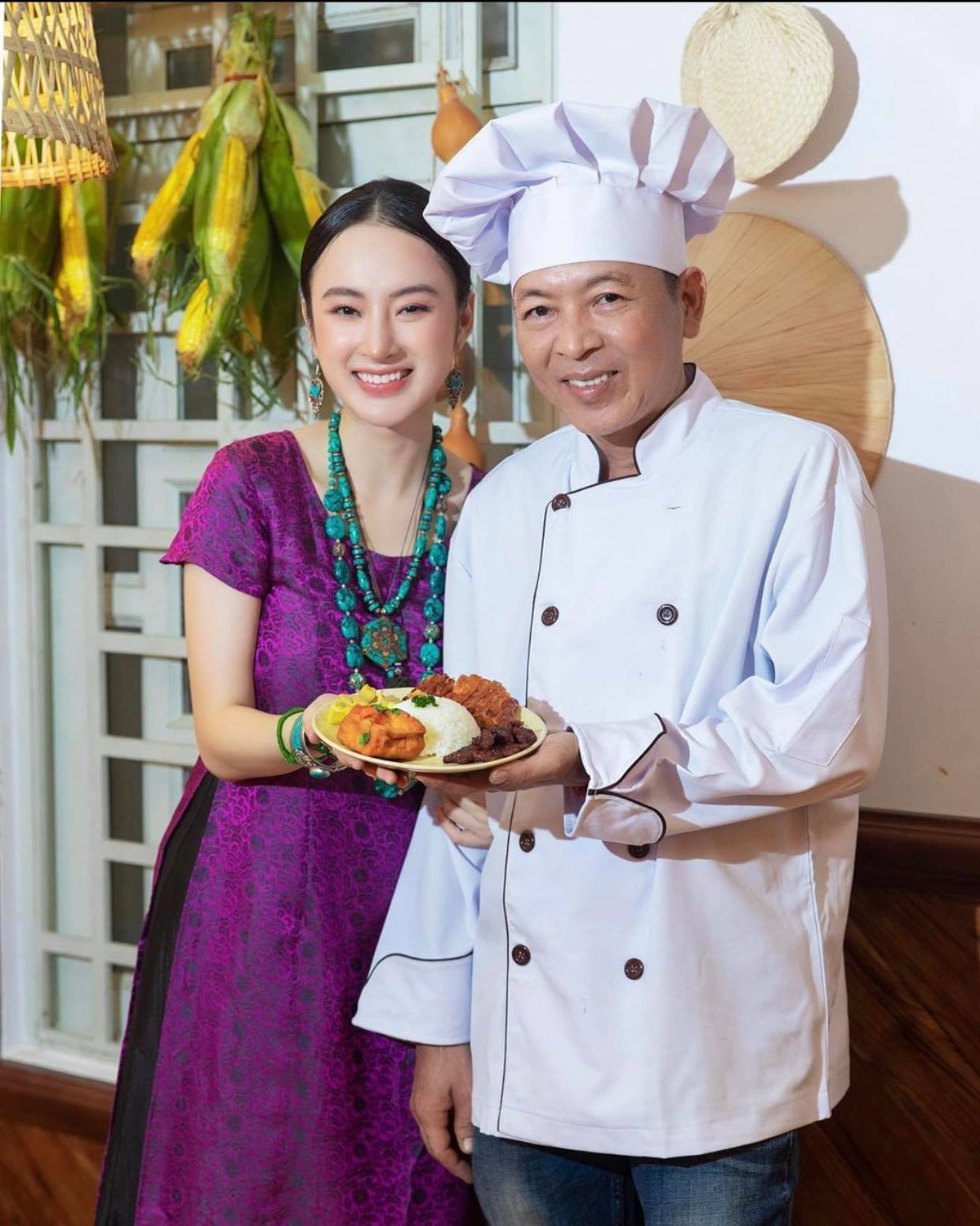 Màu sắc trang phục có phần hơi dừ nhưng lại rất quý phái, sang trọng.