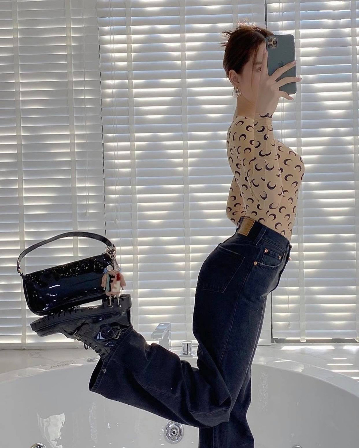 Người đẹp mix rất nhiều set đồ vô cùng bắt mắt đi kèm túi xách tông tuyệt tông.