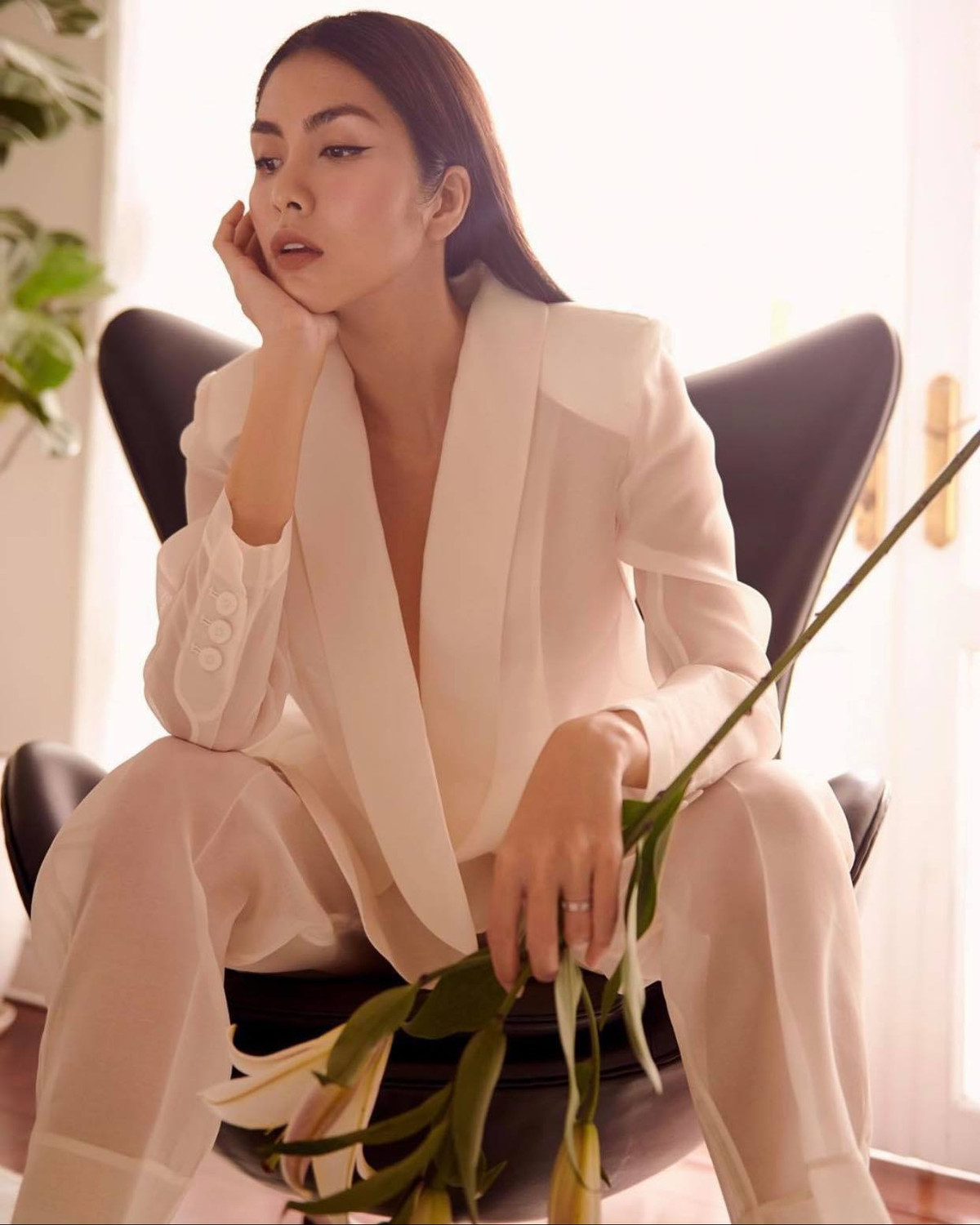 Bộ vest trắng xuyên thấu làm nổi bật vóc dáng thon thả của "ngọc nữ màn ảnh Việt".