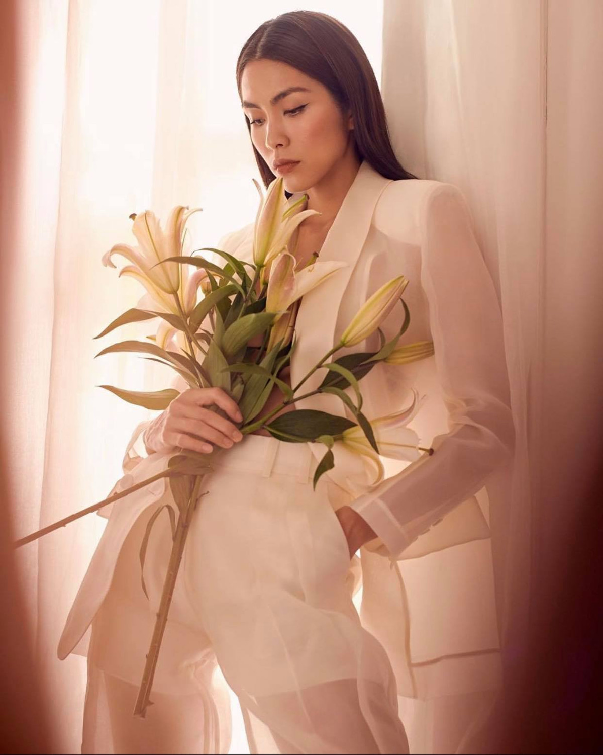  Tăng Thanh Hà vừa chia sẻ trên trang cá nhân của mình bộ ảnh mới trong trang phục xuyên thấu lạ mắt.