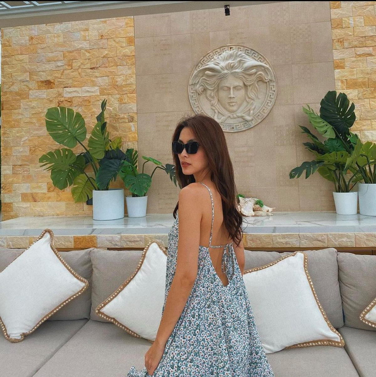 Vóc dáng thon thả cực chuẩn cùng làn da mịn màng không tuổi khiến ai cũng phải ghen tị.