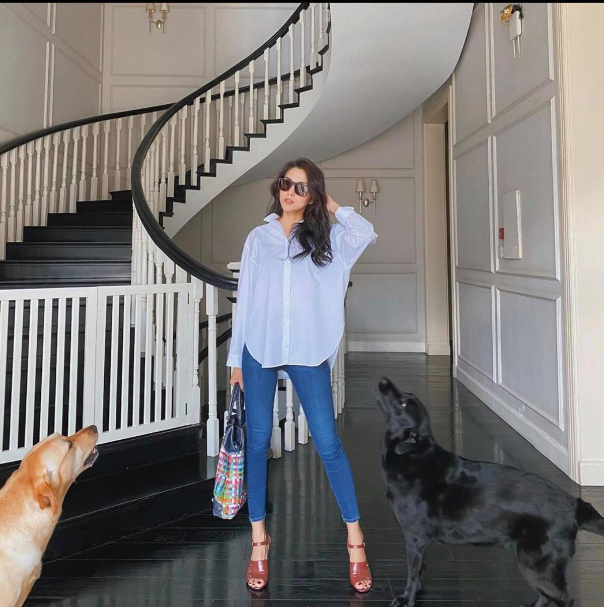 Dù không hoạt động trong showbiz nhưng cô nàng thường xuyên cập nhật hình ảnh đời thường trên mạng xã hội.