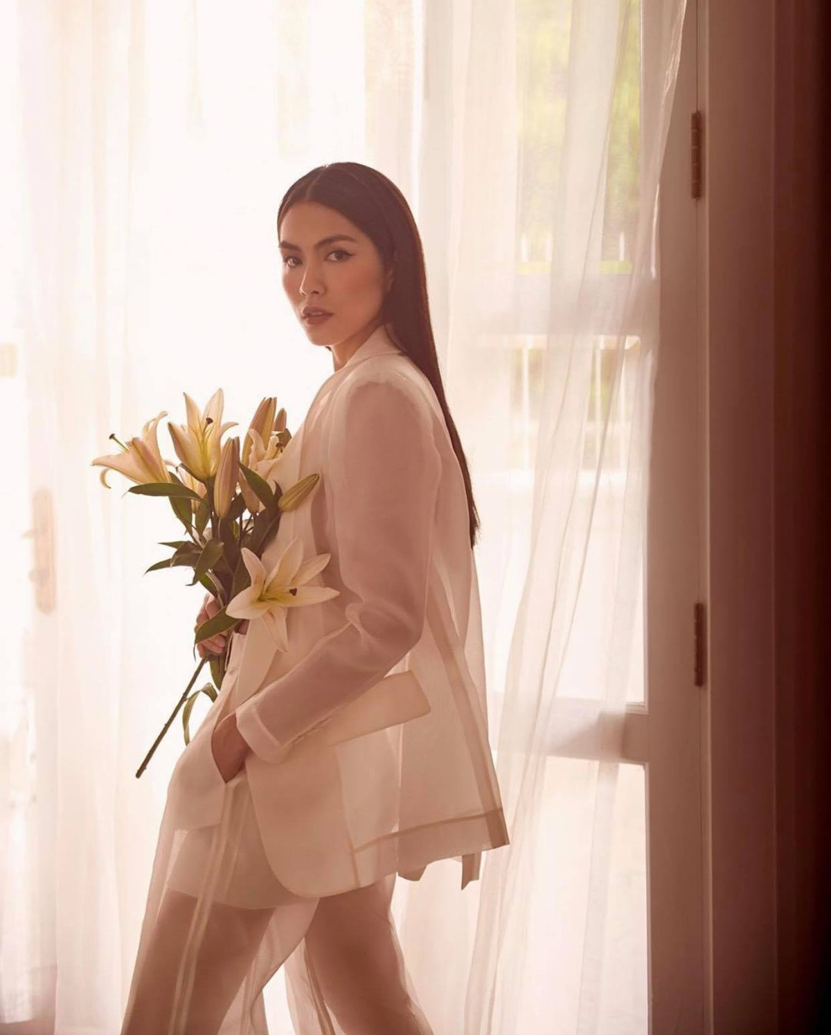 “Mỗi phụ nữ là một bông hoa xinh đẹp, dù chọn mình là bông hoa nào hãy cứ rực rỡ nhất theo cách của mình!” Tăng Thanh Hà chia sẻ.