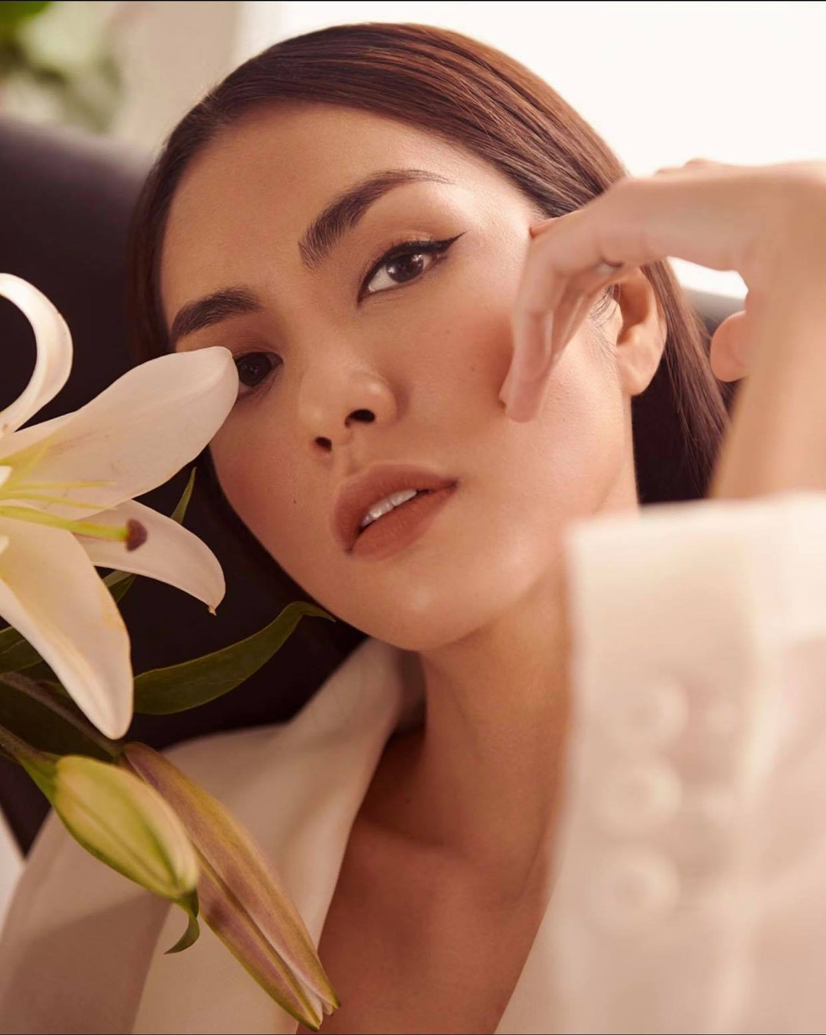 Lối trang điểm tông nâu tự nhiên làm nổi bật lên nhan sắc hút hồn của nữ diễn viên.