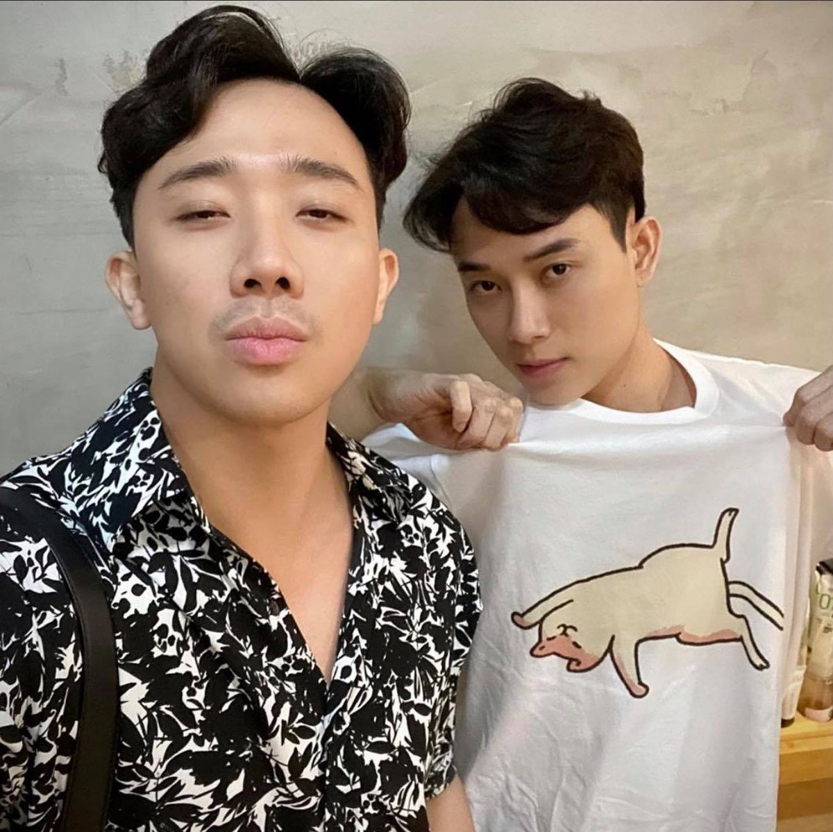 Dù mặc áo đen trắng nhưng họa tiết phải full áo.