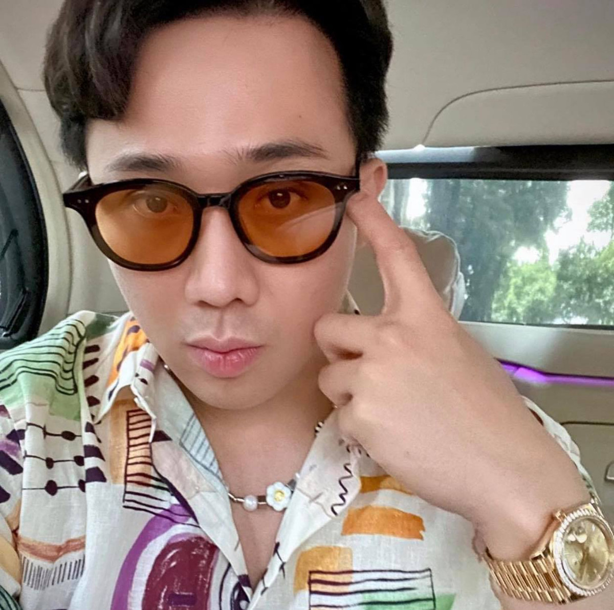 Anh chàng có một bộ sưu tập những chiếc sơ mi "hoa lá cành" nổi bần bật.