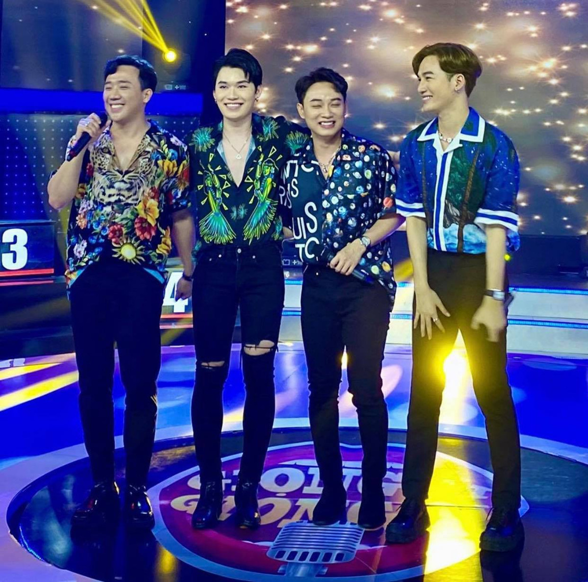 Không chịu điệu đà một mình, Trấn Thành rủ nhóm bạn thân "cờ cá ngựa" thành những chú tắc kè hoa khi tham gia chương trình "Giọng ải giọng ai".