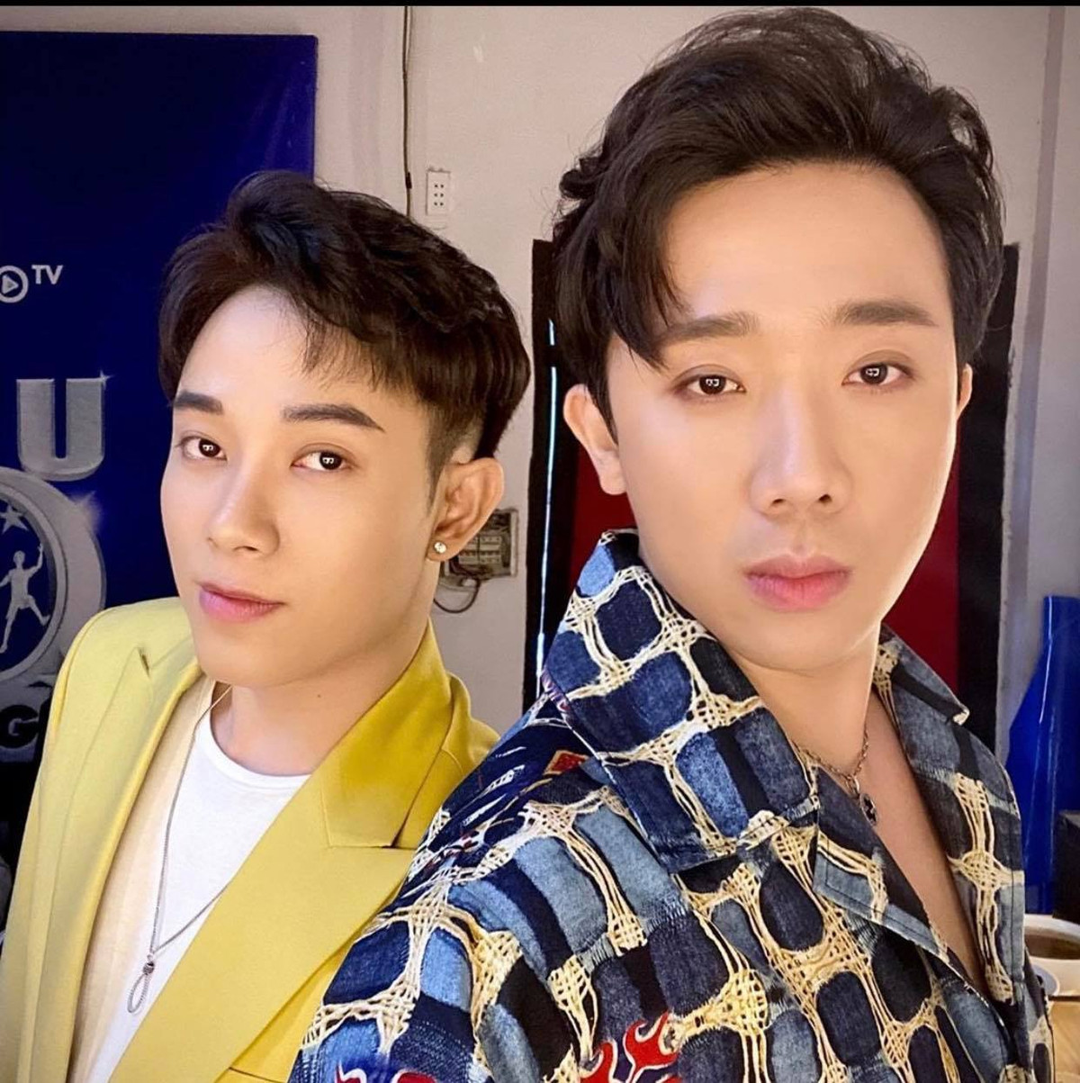 Sơ mi bò nhưng cũng vẫn phải màu mè hoa lá mới đúng chất Trấn Thành.