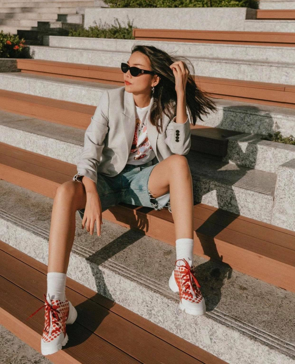 Số đo ba vòng cùng hình thể, chiều cao cực chuẩn giúp chân dài chinh phục mọi kiểu trang phục dù khó nhằn đến đâu.