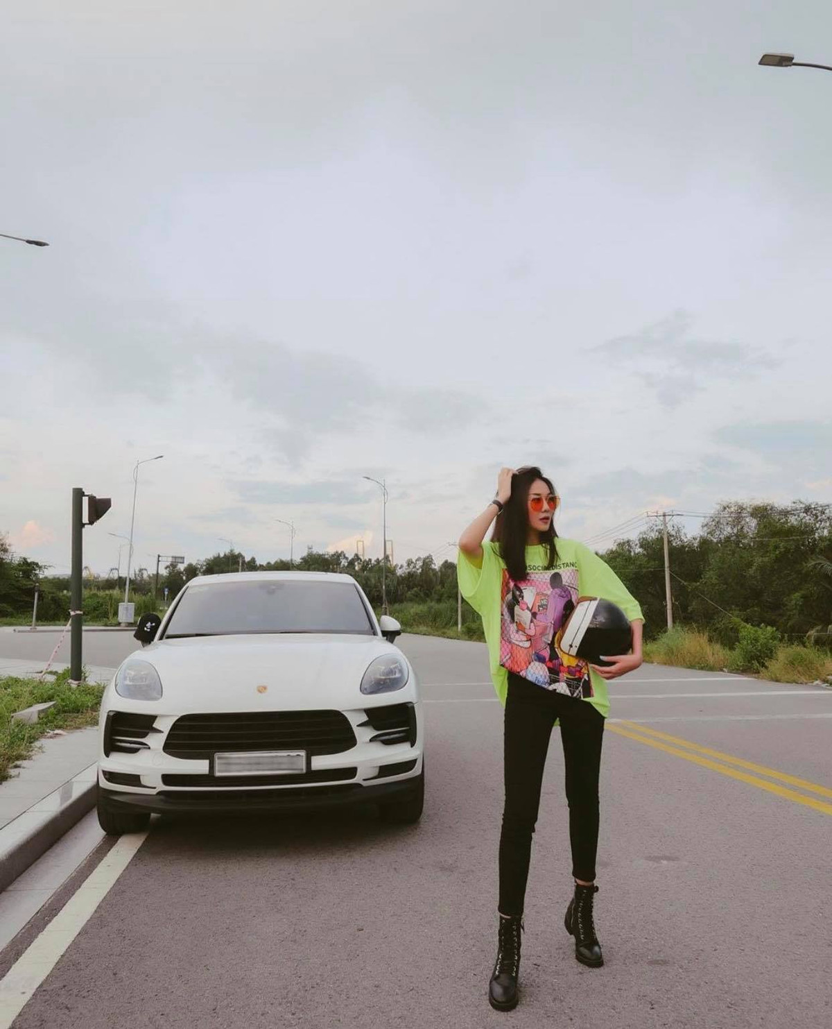 Khoe chân dài miên man với legging mix cùng áo phông rộng cá tính.