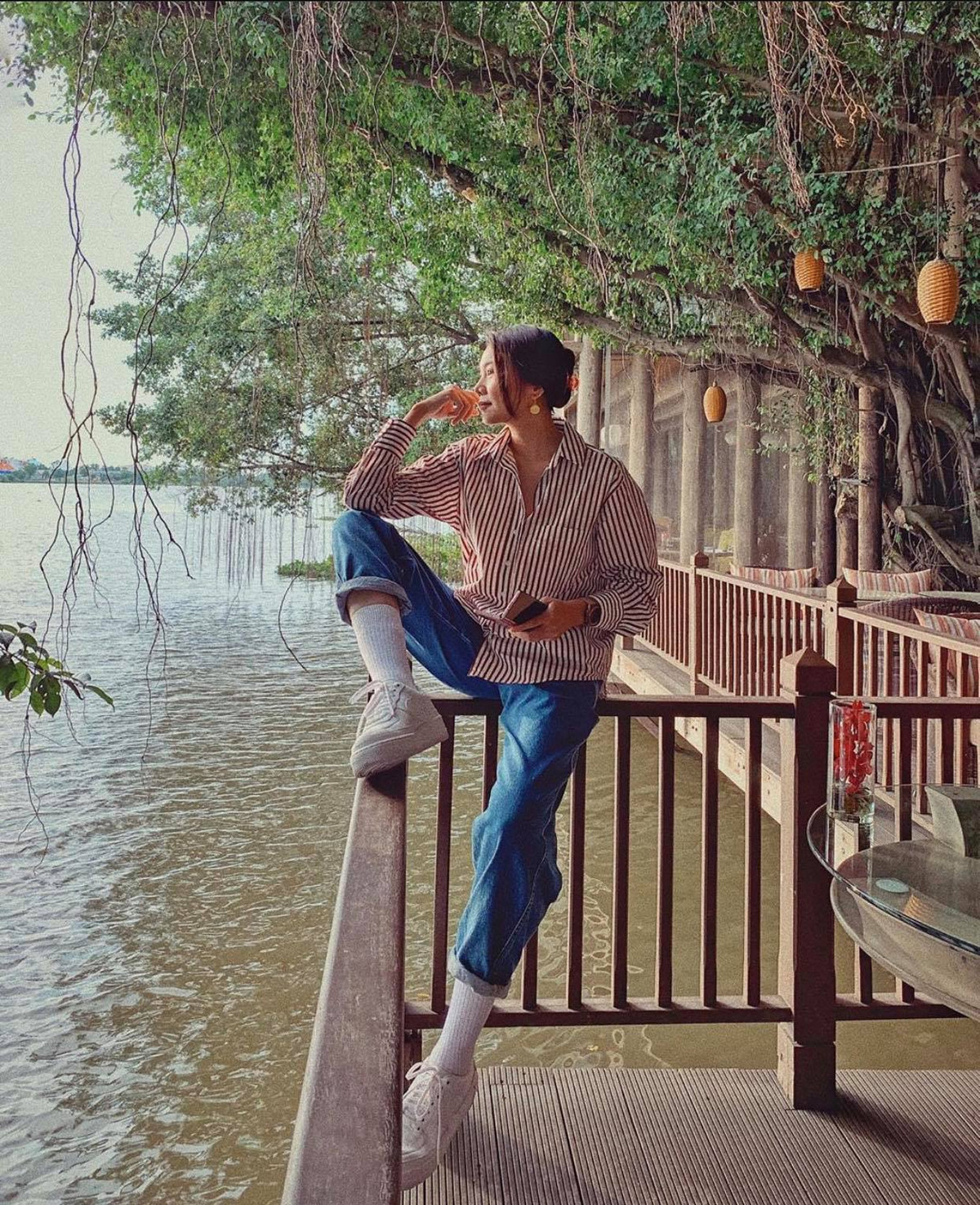 Những trang phục rộng như quần baggy bò, áo sơ mi quá khổ cũng không khiến tổng thể set đồ bị nuốt người.