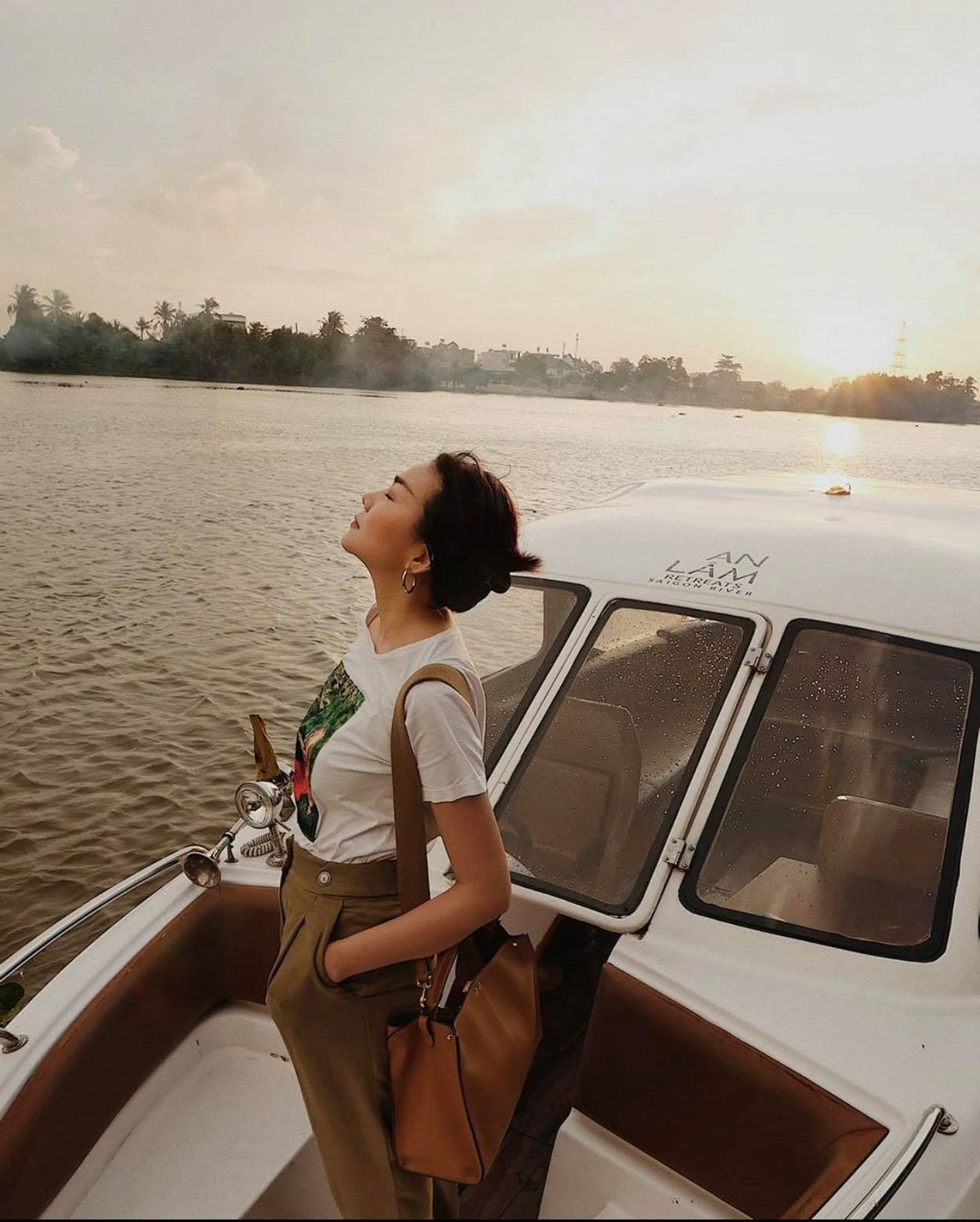 Là siêu mẫu có gu thời trang đa dạng, biến hóa nhiều màu sắc, Thanh Hằng xứng đáng là fashionista "chị đại" của showbiz Việt.