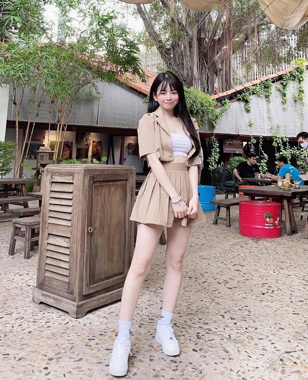 Hay váy xòe xếp ly như những cô nữ sinh năng động.