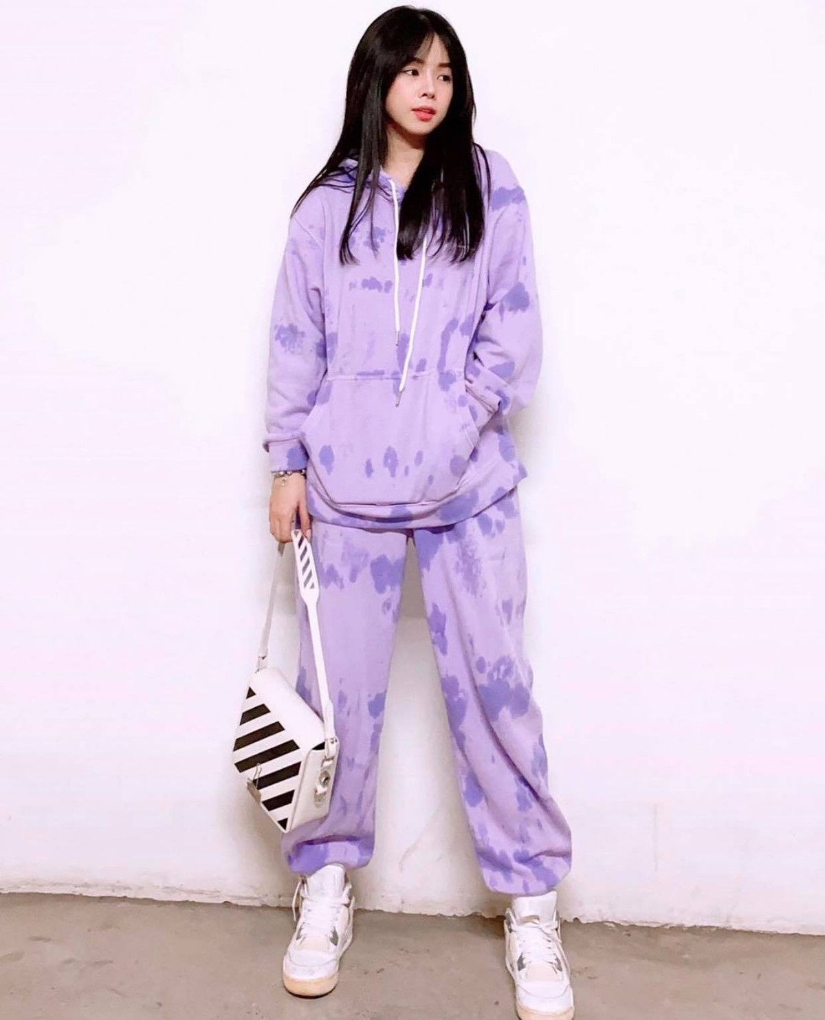 Kết hợp quần ống rộng cùng áo hoodie cực dễ thương.