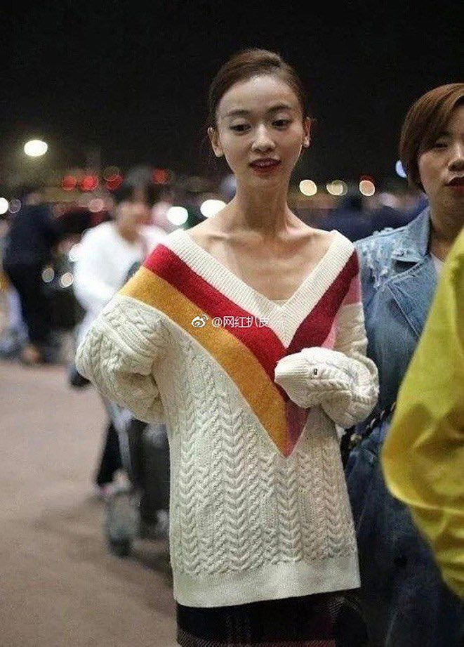 Ngô Cẩn Ngôn như già thêm nhiều tuổi khi để lộ phần cổ chỉ còn da bọc xương và nhăn nheo lạ thường.