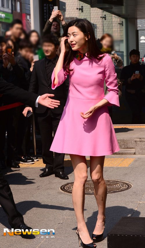 Mợ chảnh Jun Ji Huyn xuất hiện với thân hình quá gầy khiến cô diện trang phục kém hấp dẫn.