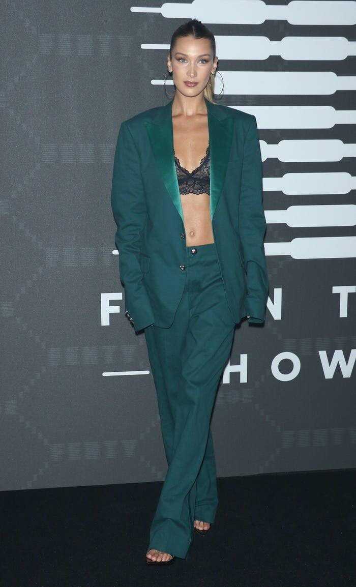 Bella Hadid vô cùng yêu thích những chiếc bra ren và mix chúng với nhiều item khác nhau trong đó có vest thanh lịch.