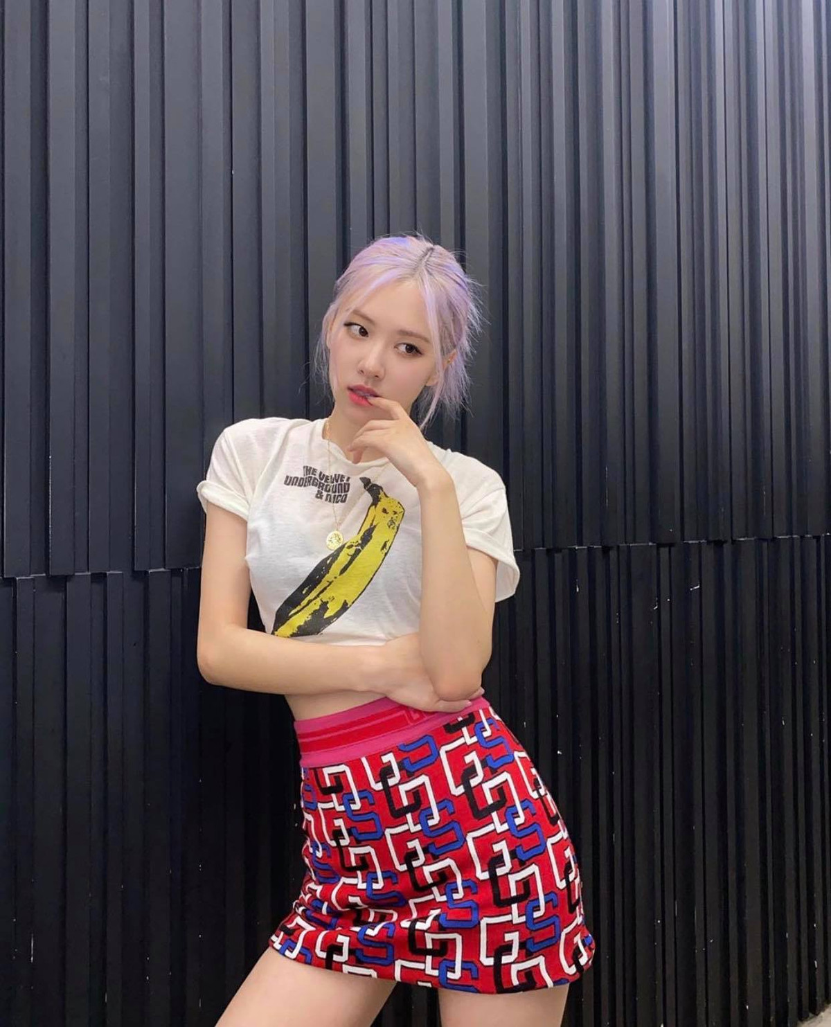 Chân váy bút chì kết hợp cùng phông trắng mà bất kì cô nàng nào cũng có trong tủ đồ của mình xinh xắn và năng động.