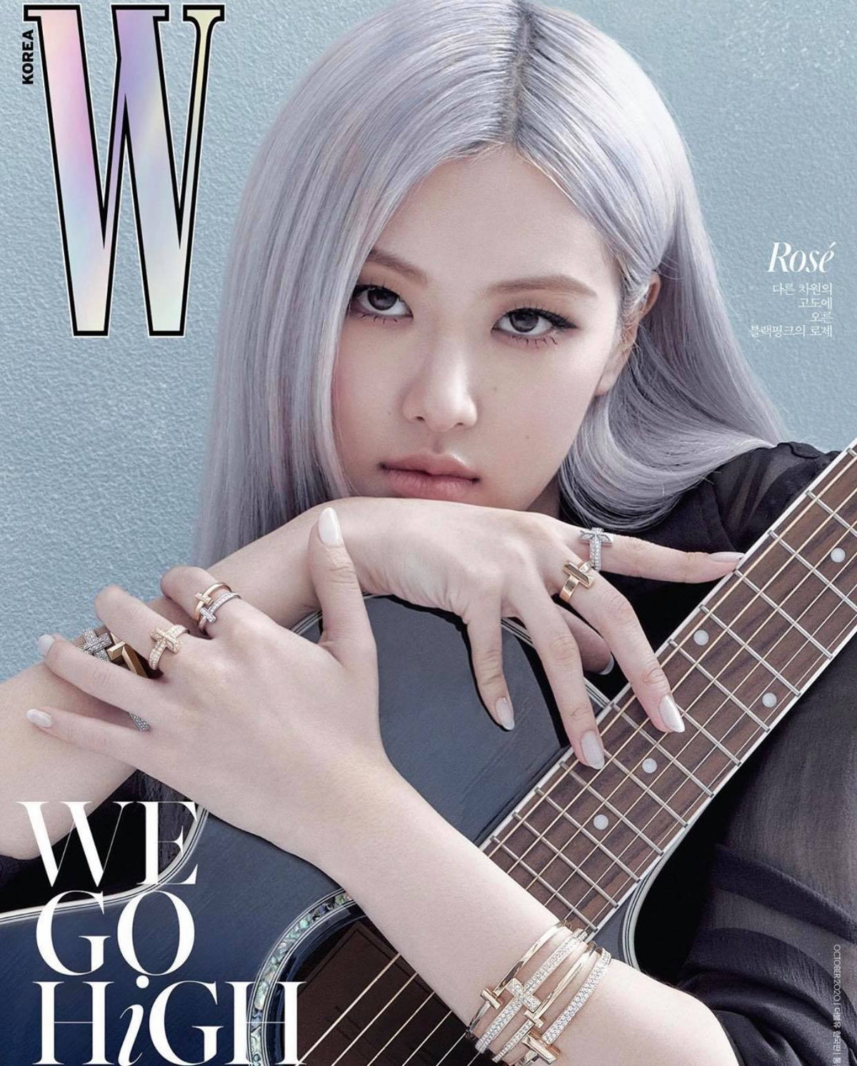 Trang phục đen càng làm nổi bật lên làn da trắng sứ đáng mơ ước của nữ ca sĩ.