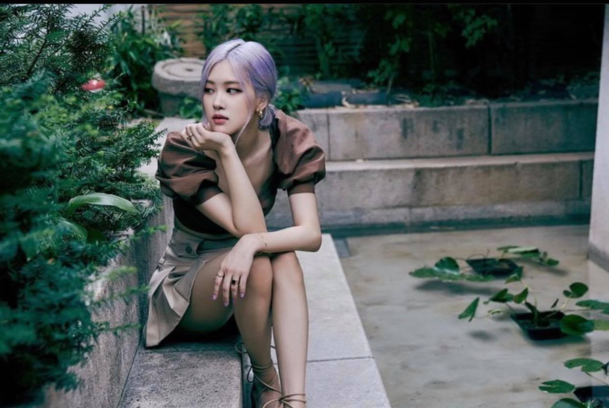 Rosé sở hữu gu thời trang nữ tính, cuốn hút.