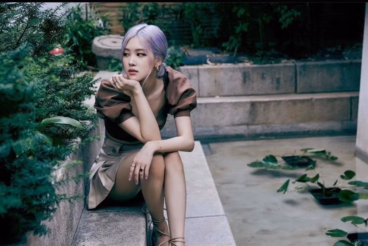 Rosé sở hữu gu thời trang nữ tính, cuốn hút.