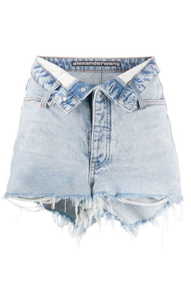 Phần cạp cao được gấp gọn gàng bên dưới vòng thắt lưng, cố định bằng đỉa quần.