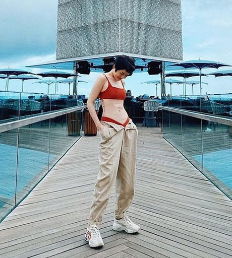 Bảo Anh cũng khoe vòng eo thon thả với mốt quần không cài khuy.