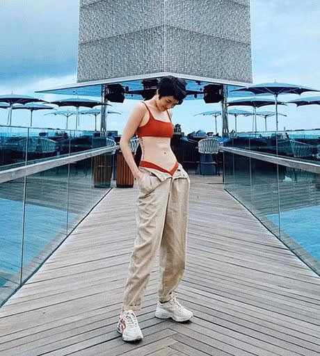 Bảo Anh cũng khoe vòng eo thon thả với mốt quần không cài khuy.