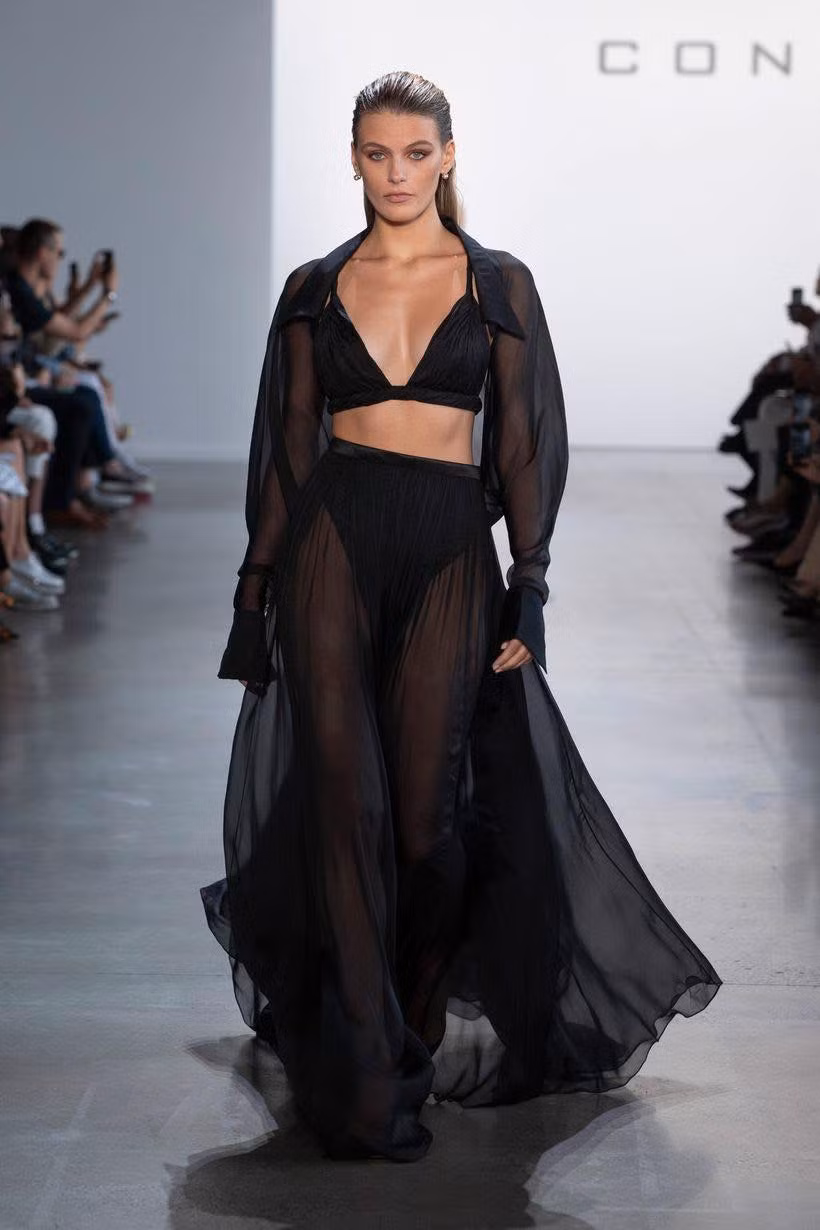 Đây là thiết kế nằm trong bộ sưu tập Cong Tri Xuân Hè 2020 được trình diễn tại New York Fashion Week.