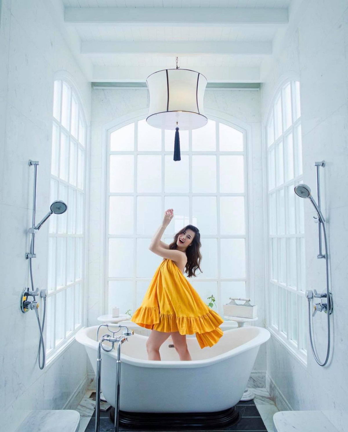 Không hổ danh mẹ bầu sành điệu nhất showbiz Việt.