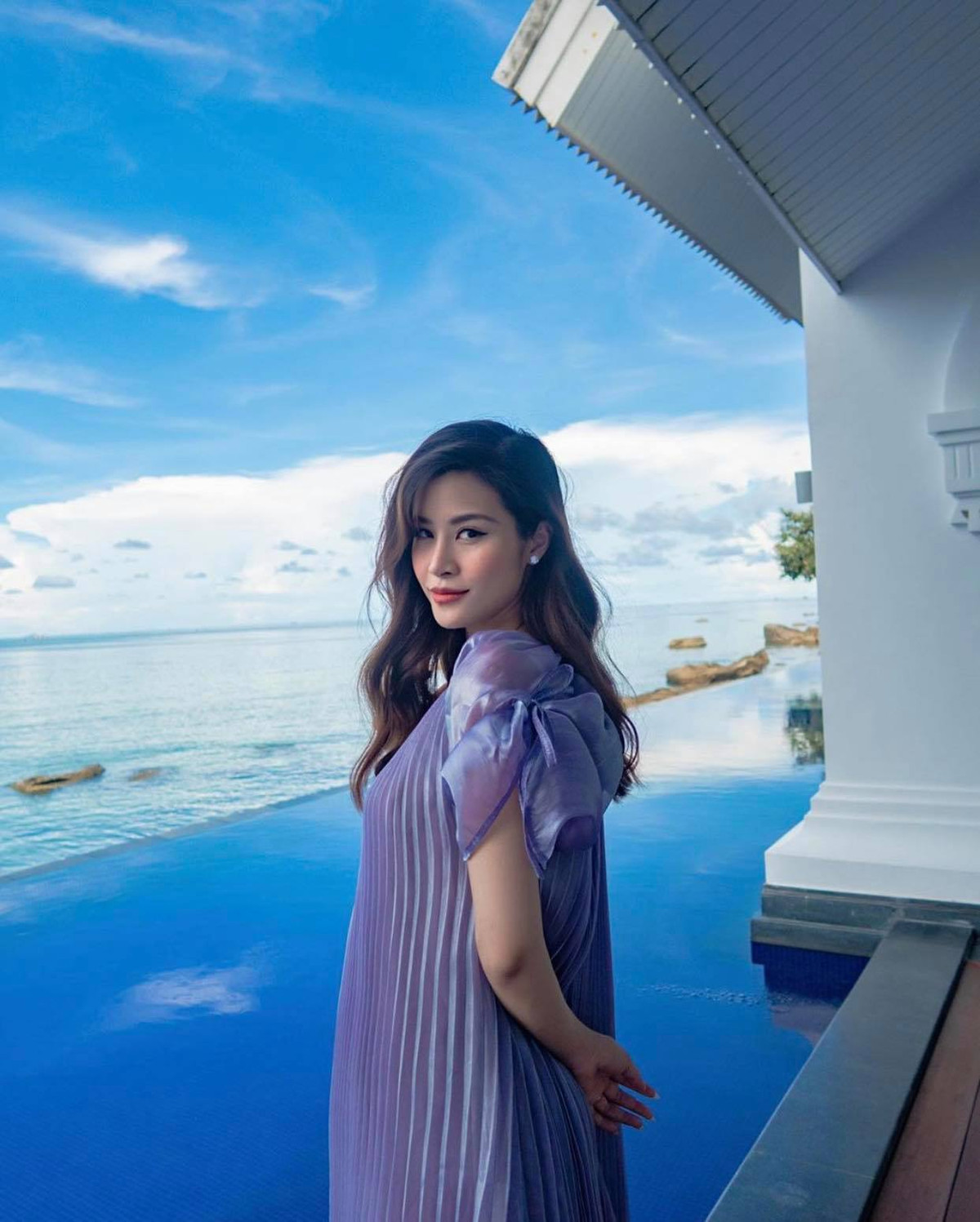 Cô nàng yêu thích những chiếc váy rộng rãi thoải mái nhưng không kém phần điệu đà.