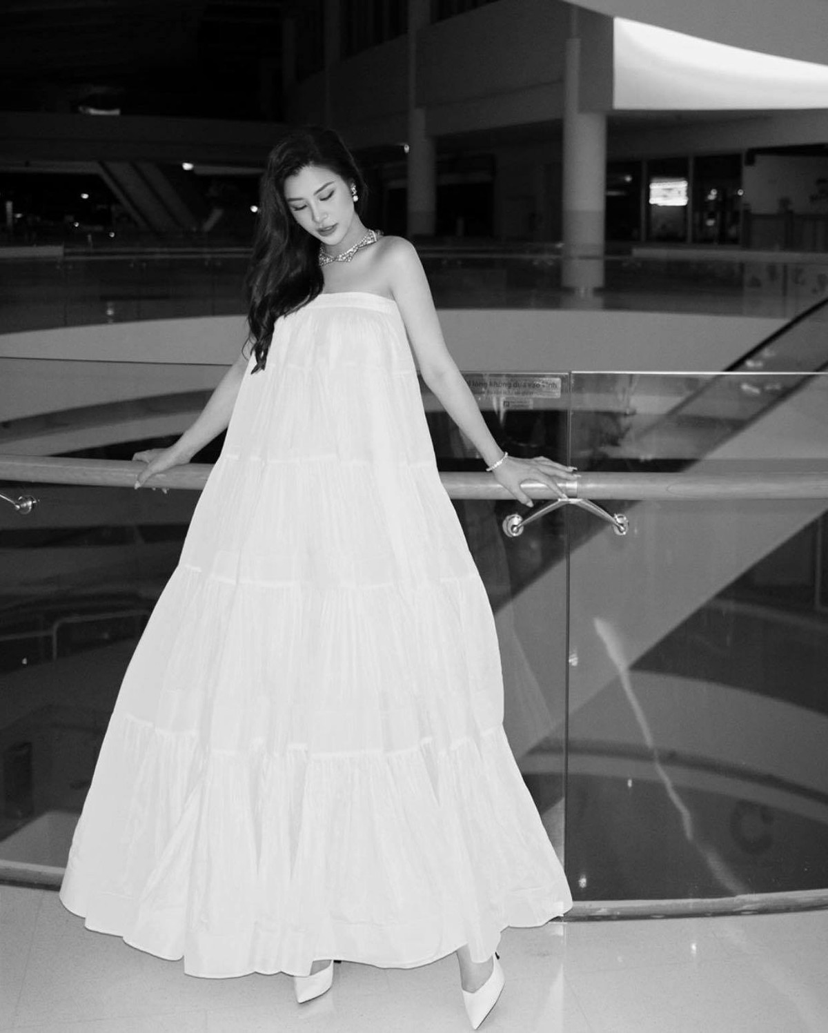 Dù ở những tháng cuối thai kì nhưng phần vai trần của nữ ca sĩ vẫn vô cùng gợi cảm.