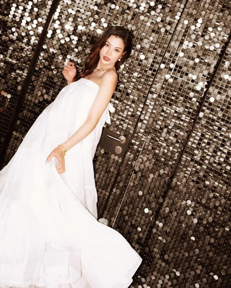 Chiếc váy dài đến mắt cá chân che đi những phần lên cân gúp Đông Nhi trở nên thon thả hơn.