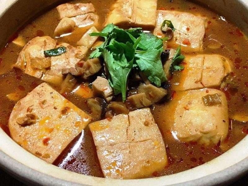 Ngoài chiên giòn, đậu phụ thối còn có thể chế biến thành nhiều món ăn hấp dẫn khác.