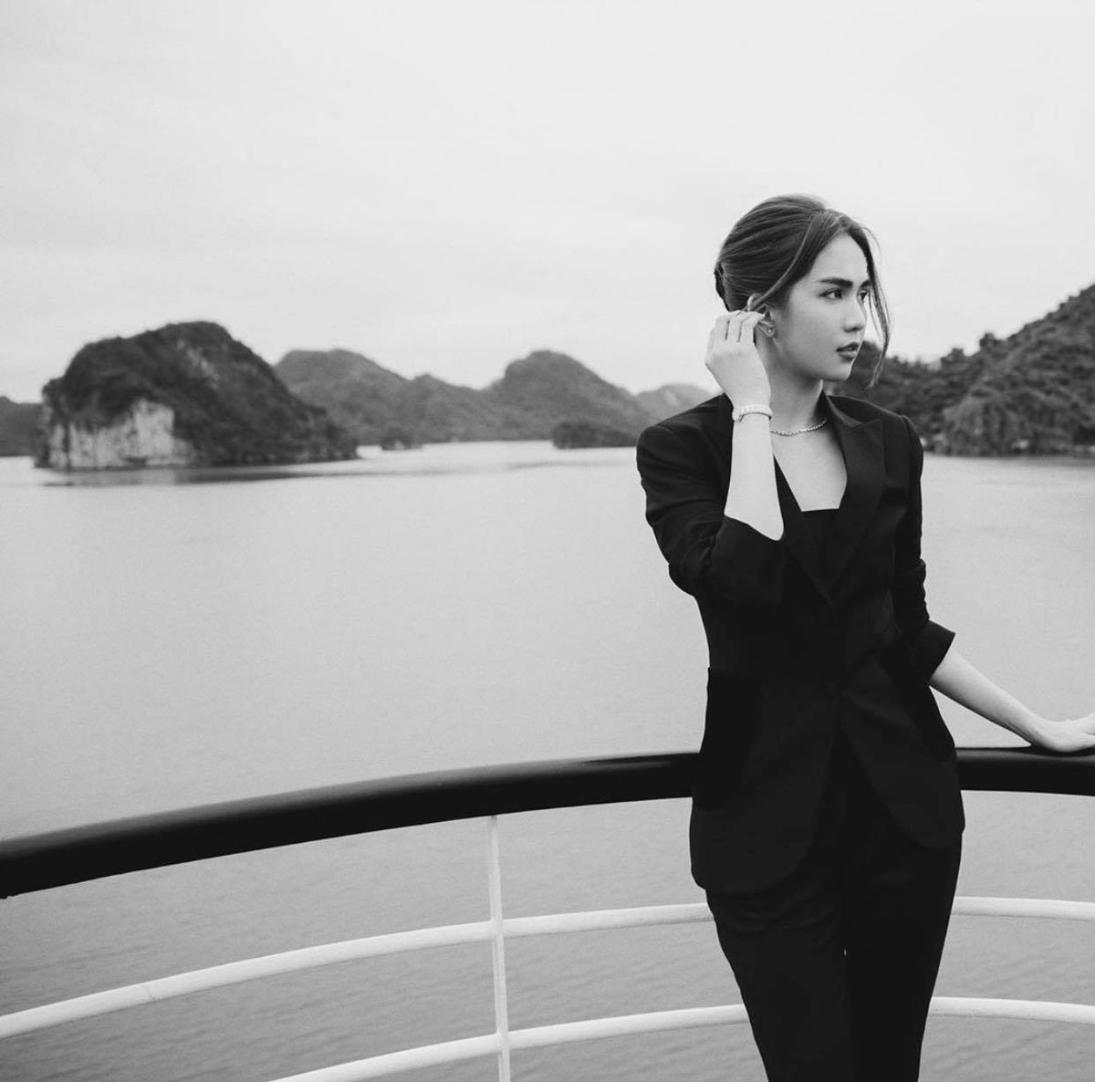 Ngọc Trinh diện phong cách tổng tài với màu đen quyền lực.