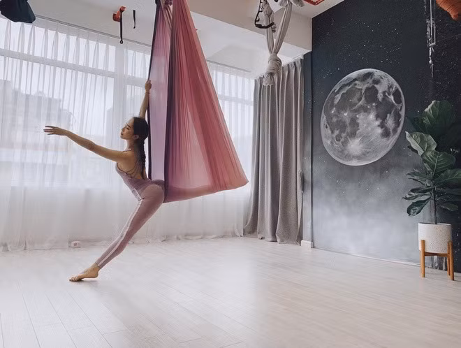 "Cá sấu chúa" Quỳnh Nga khoe đường cong cùng thân hình dẻo dai đáng ngưỡng mộ.