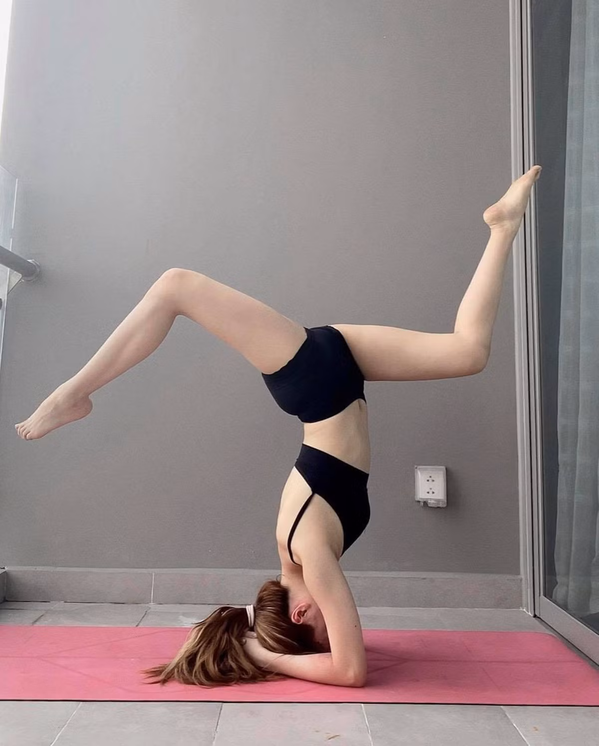 Bạn gái Sơn Tùng - Thiều Bảo Trâm thực hiện tư thế trông cây chuối khó nhằn nhưng fan chỉ tập trung vào body nóng bỏng mắt.