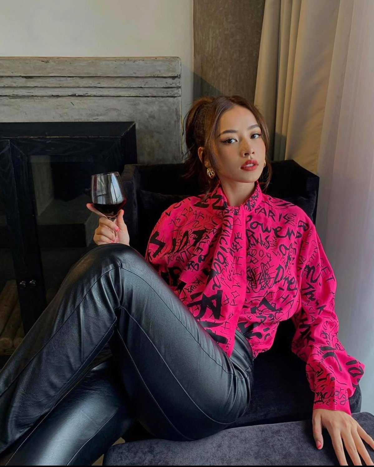 Dù diện phong cách nào cũng vô cùng hợp với Chi Pu bởi nhan sắc đỉnh cao và thần thái ngời ngời của nữ ca sĩ.