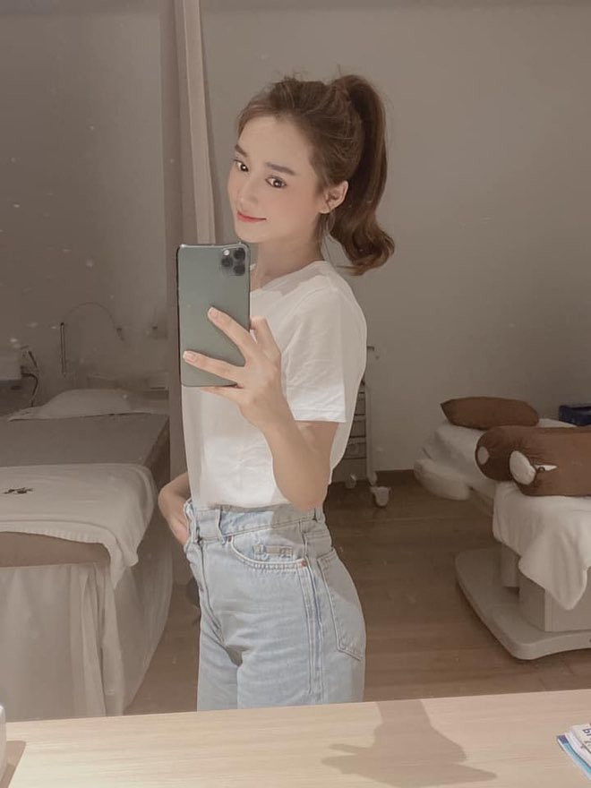 Chỉ diện áo phông với quần jeans cũng cuốn hút và xinh đẹp ngút trời.