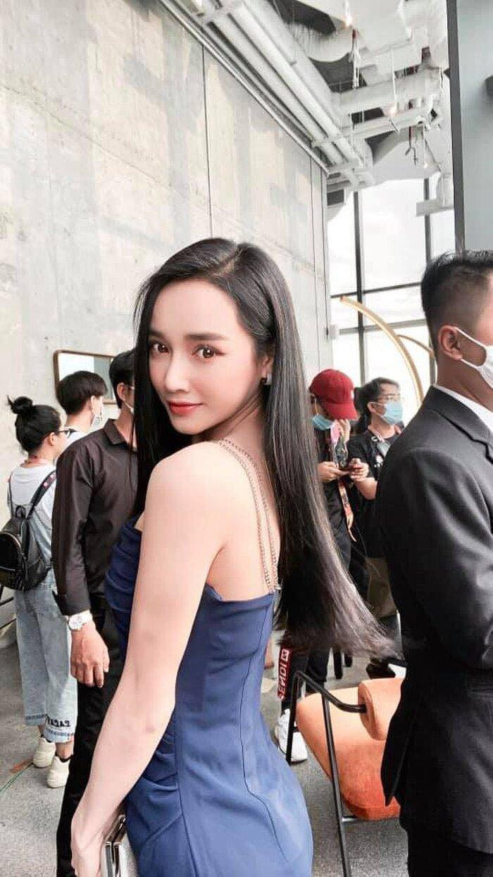 Tuy nhiên thân hình gầy gò và vòng một gần như biến mất của cô khiến fan lo lắng.