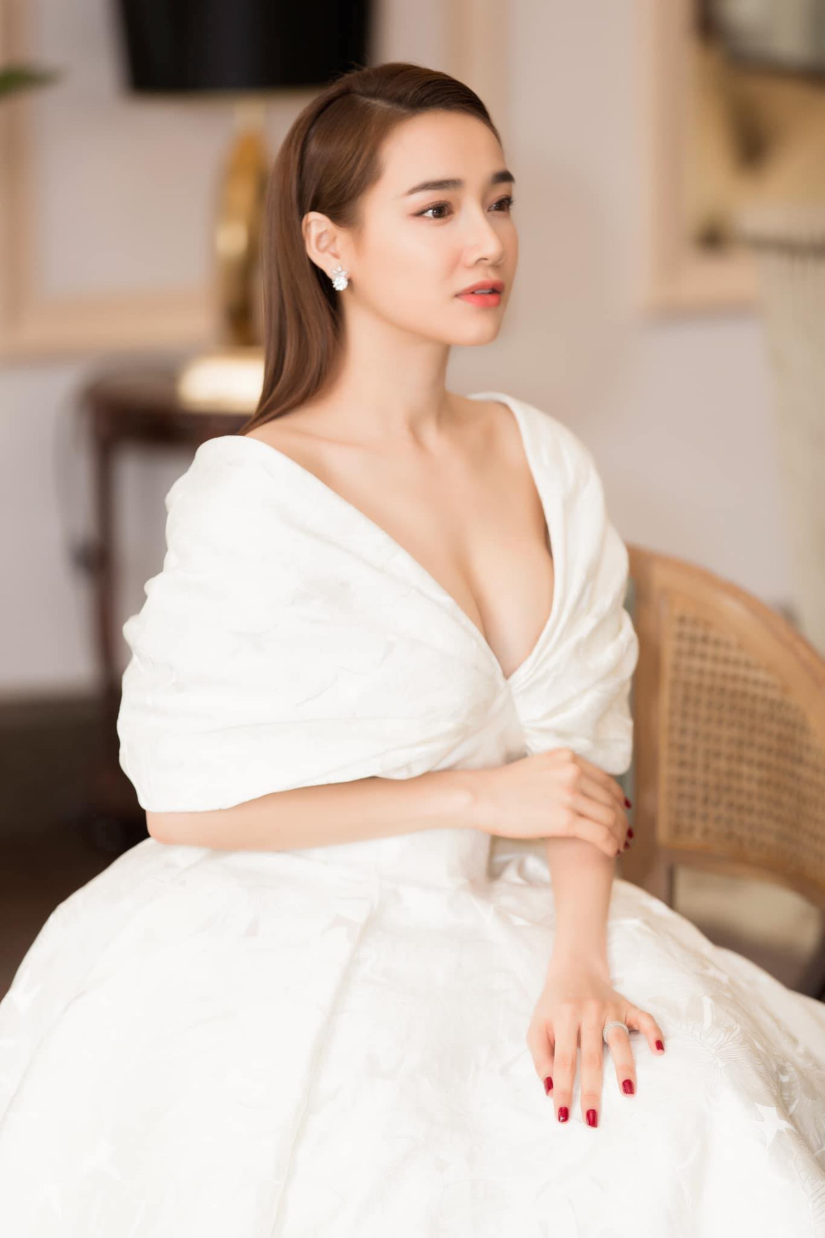 Trước đó, nữ diễn viên sở hữu vòng một khá đầy đặn, vô cùng gợi cảm trong những chiếc váy cúp ngực.