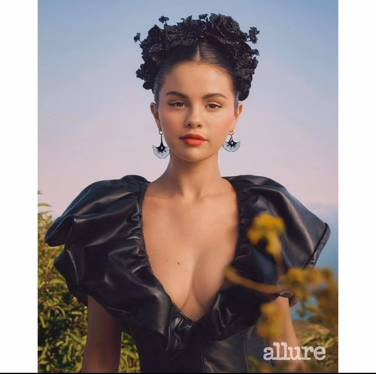 Vòng một đầy đặn nghẹt thở trong chiếc váy da khoét sâu vô cùng gợi cảm.