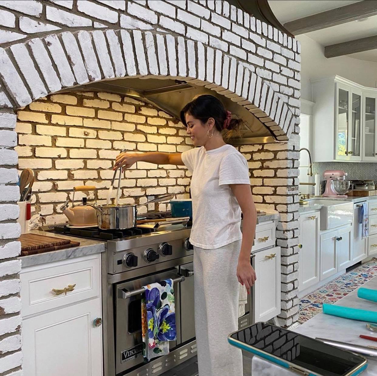 Khi ở nhà, nữ ca sĩ diện đồ vô cùng thoải mái và có phần xuề xòa cực đáng yêu.