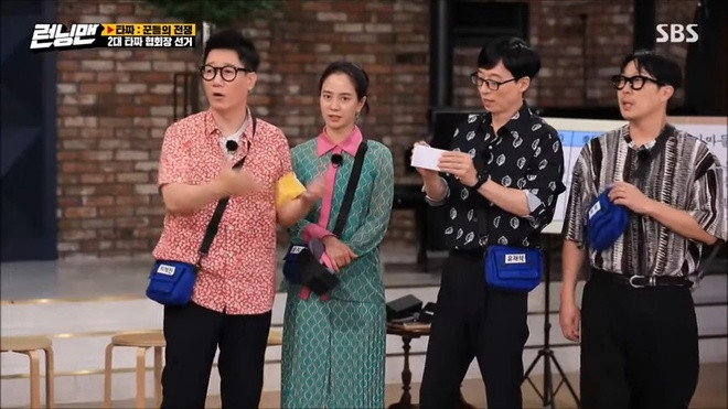 Trong tập 512 của Running Man, Song Ji Hyo diện một bộ trang phục "kín cổng cao tường" cùng với họa tiết màu sắc quá "dừ", khiến cô trông như bà thím của thập niên 70.