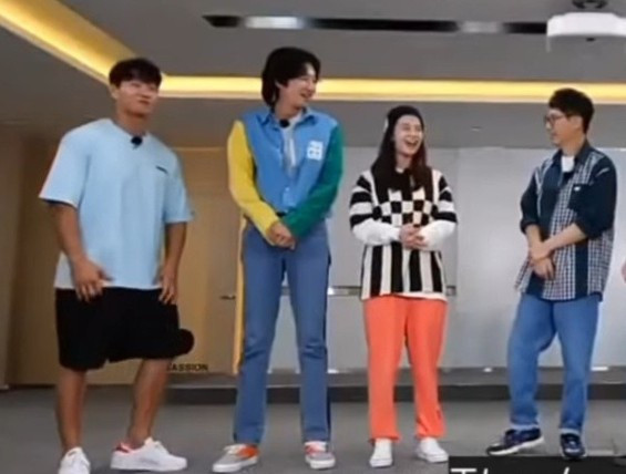 Màu sắc trang phục phối với nhau một cách khó hiểu, kiểu dáng cũng dìm chiều cao một cách thảm hại.