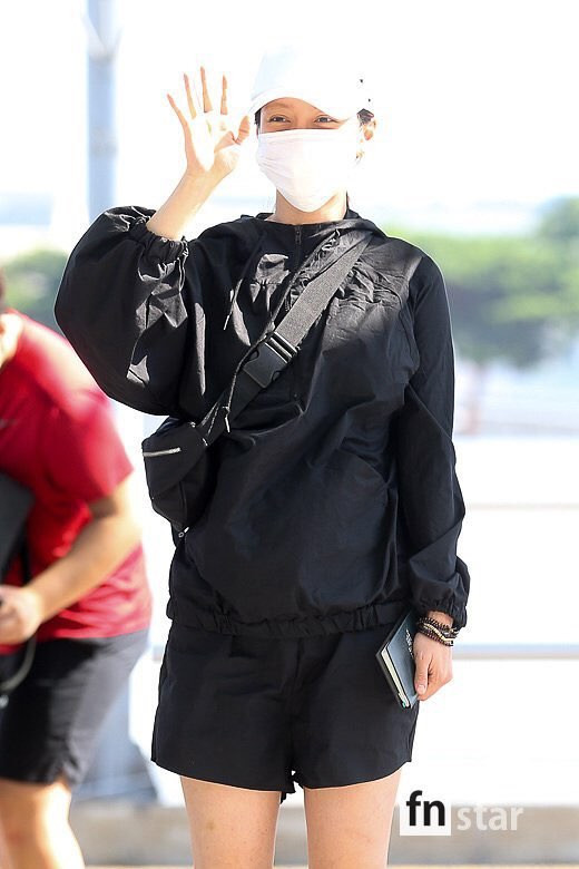 Thời trang sân bay của nữ diễn viên cũng đơn giản, thoải mái và vô cùng trẻ trung.