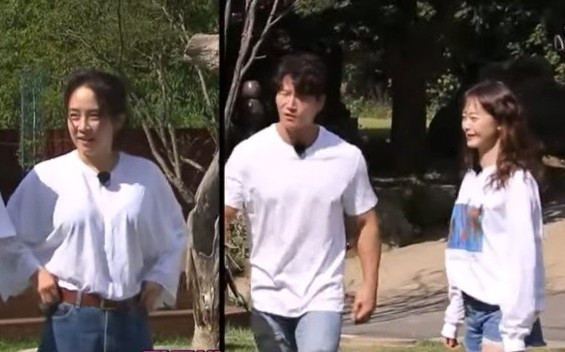 Cô liên tục phải chỉnh sửa trang phục vì quá rộng.