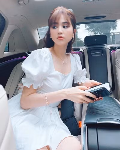 Không thể phủ nhận nhan sắc như kẹo ngọt của Ngọc Trinh vô cùng hợp với những chiếc váy xinh xắn kín đáo.