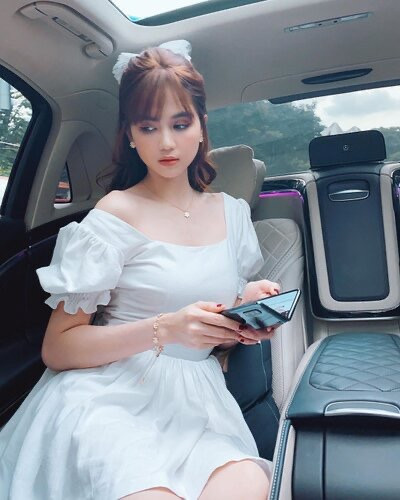 Tài khoản instagram của cô nàng vừa cán mốc 5 triệu follow, một con số đáng mơ ước đủ để thấy Ngọc Trinh nhận được sự yêu thích rất nhiều từ khán giả.