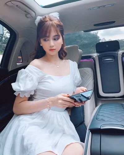 Tài khoản instagram của cô nàng vừa cán mốc 5 triệu follow, một con số đáng mơ ước đủ để thấy Ngọc Trinh nhận được sự yêu thích rất nhiều từ khán giả.